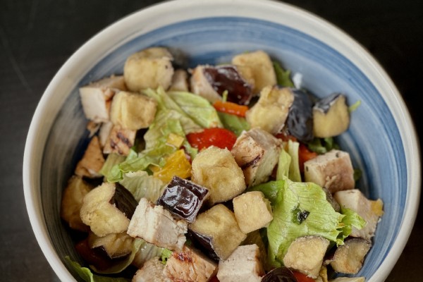 Салат с цыпленком и хрустящим баклажаном