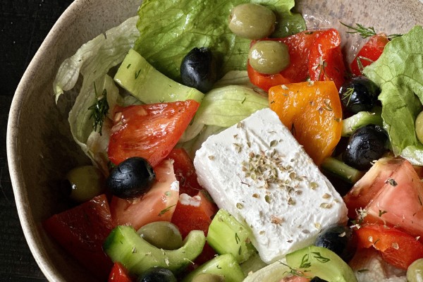 Салат из свежих овощей с сыром фета