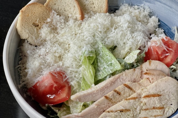 Салат цезарь с цыпленком